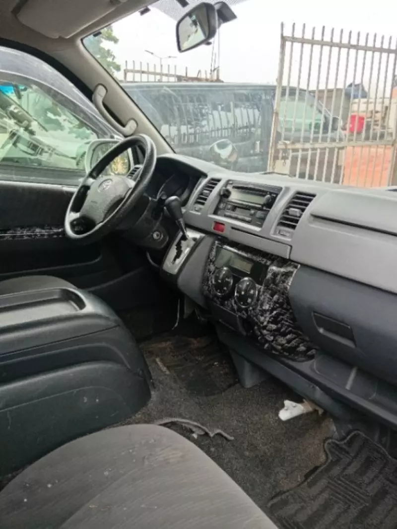 Toyota Hiace   - 2011