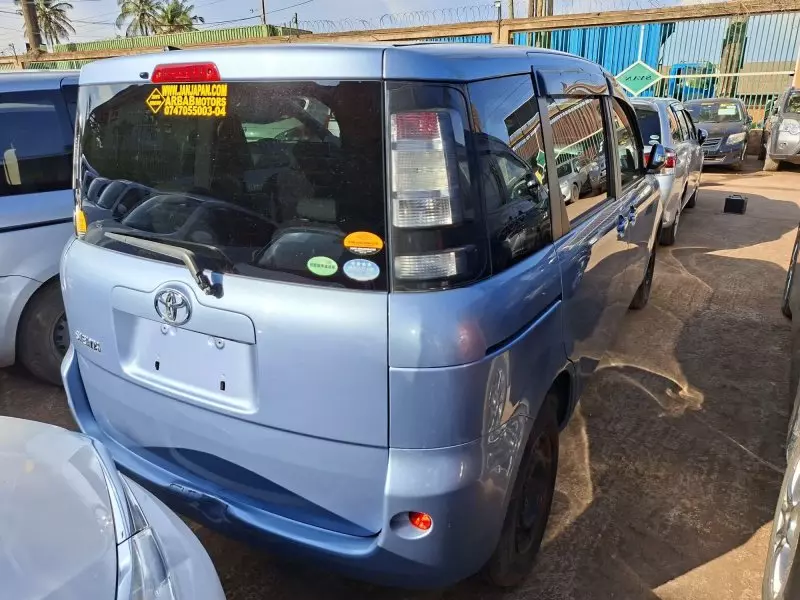 Toyota Sienta - 2012