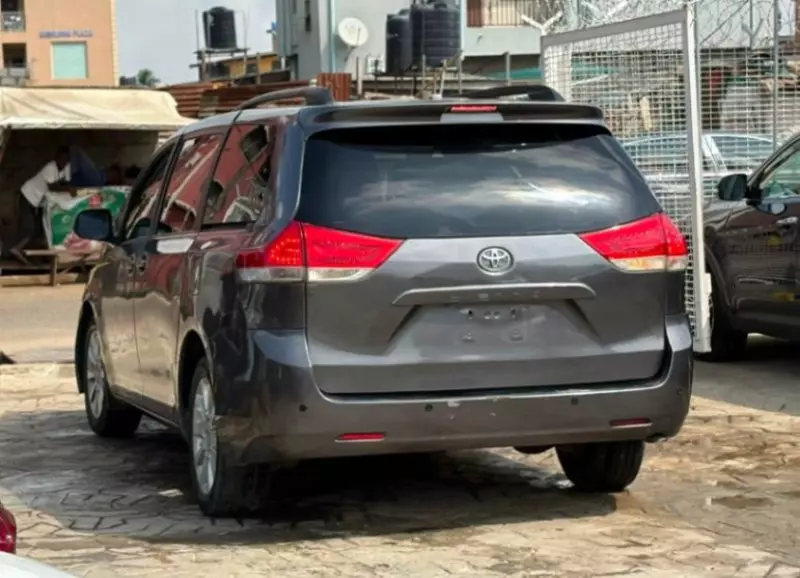 TOYOTA Sienna   - 2011
