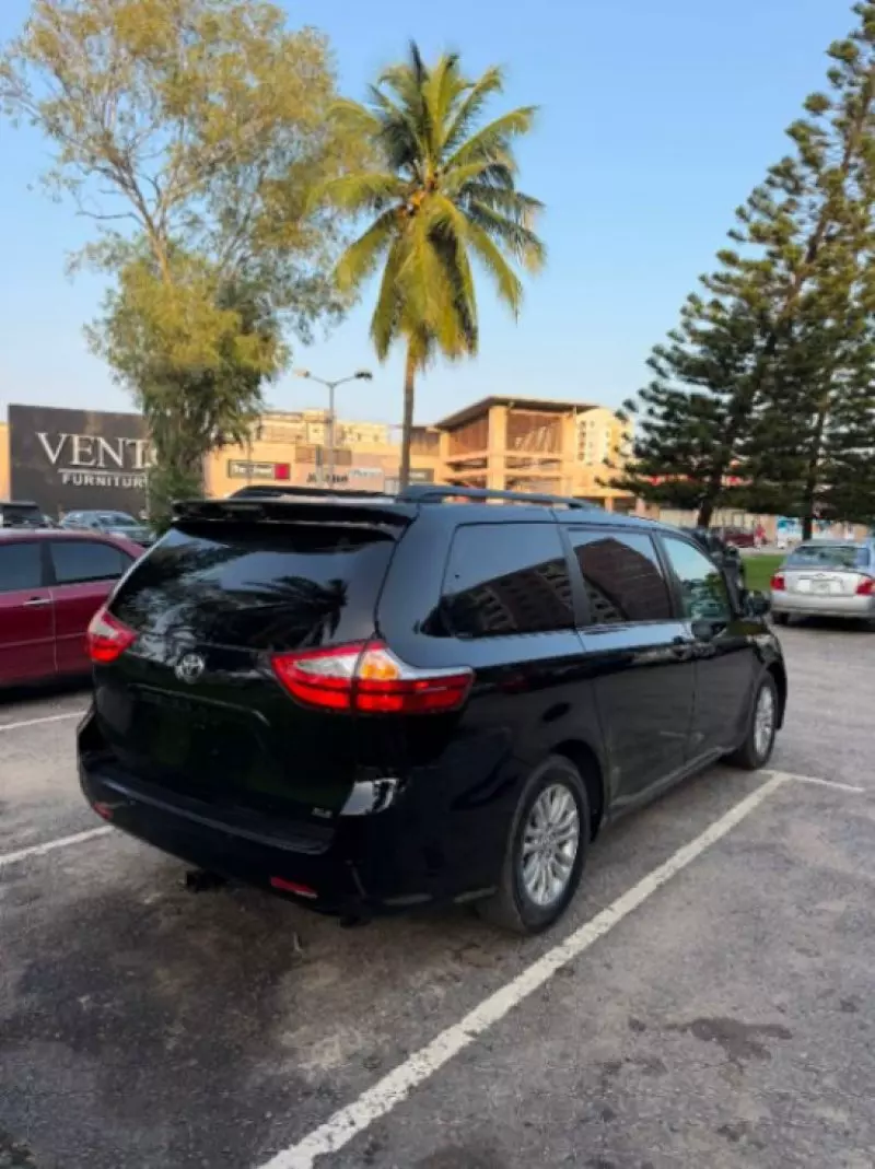 TOYOTA Sienna   - 2015