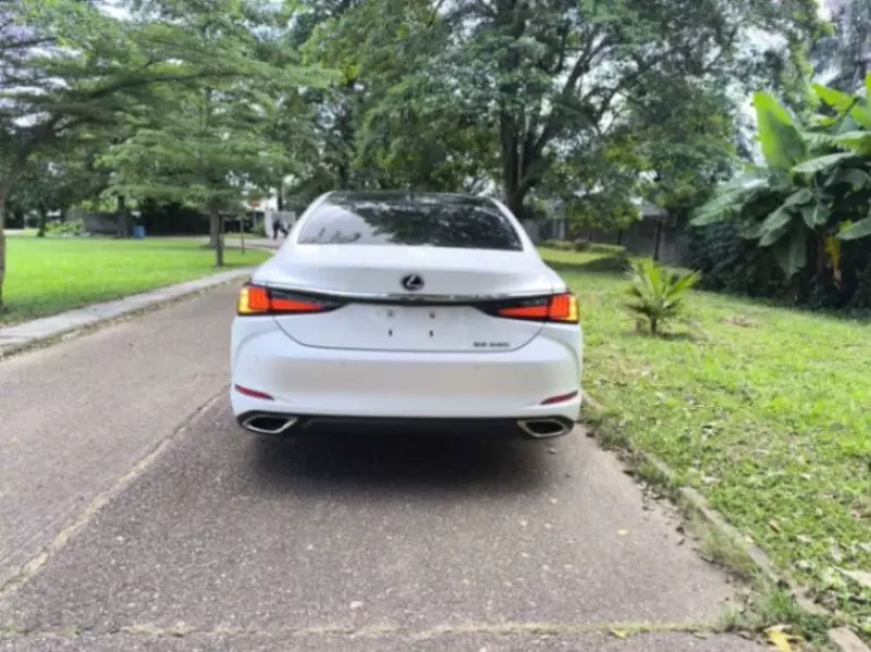 Lexus ES 350   - 2021