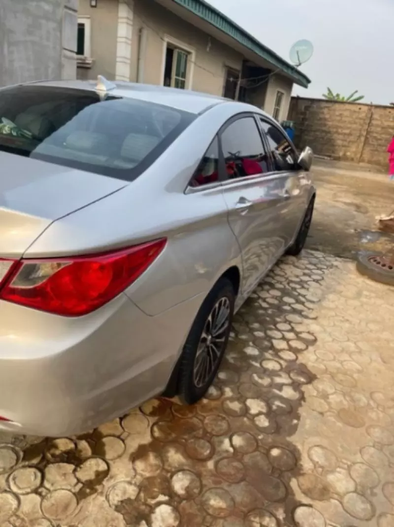 Hyundai Sonata   - 2011