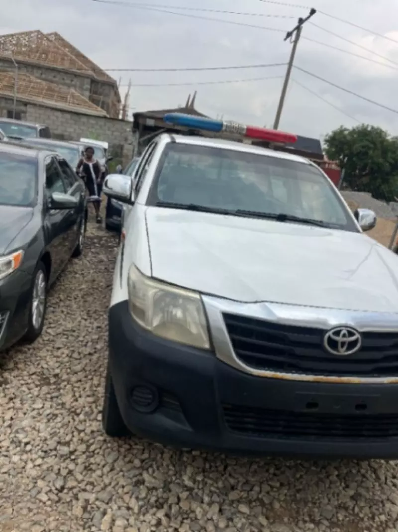TOYOTA Hilux   - 2013