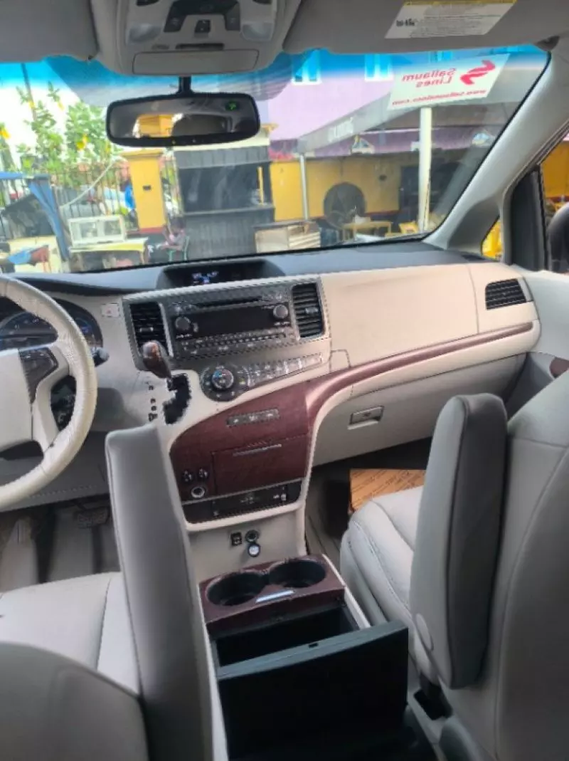 TOYOTA Sienna   - 2012