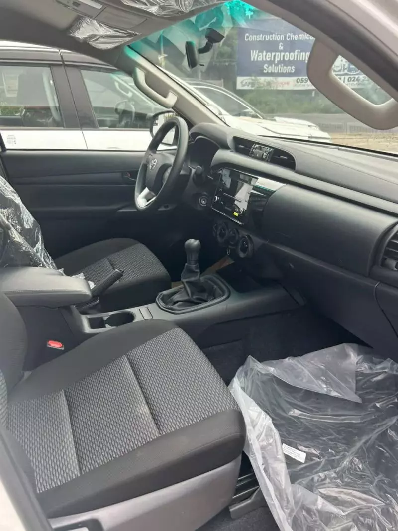 Toyota Hilux    - 2025