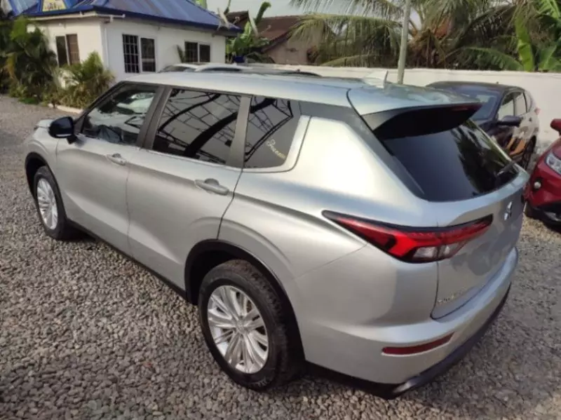 Mitsubishi Outlander   - 2022