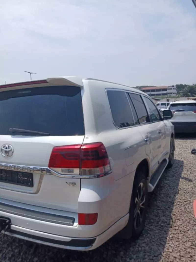 TOYOTA Land Cruiser GXR - 2011