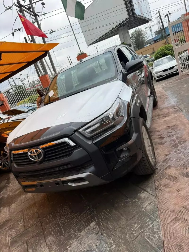 Toyota Hilux   - 2025