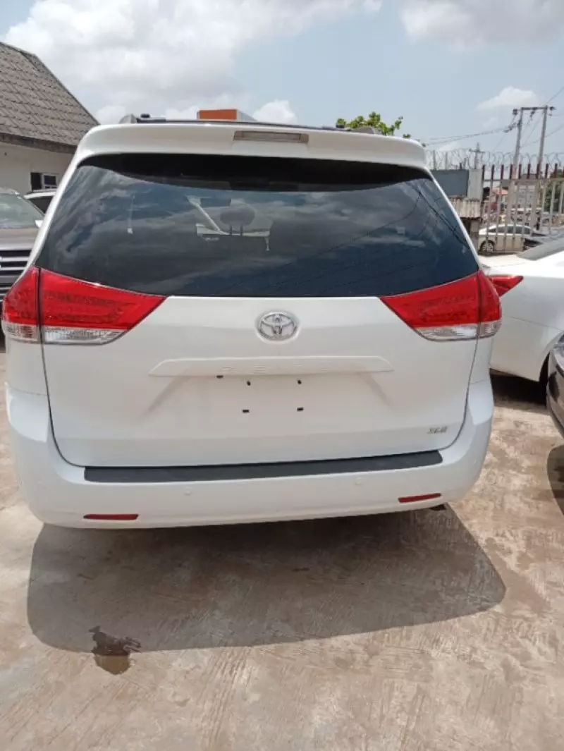 Toyota Sienna   - 2011