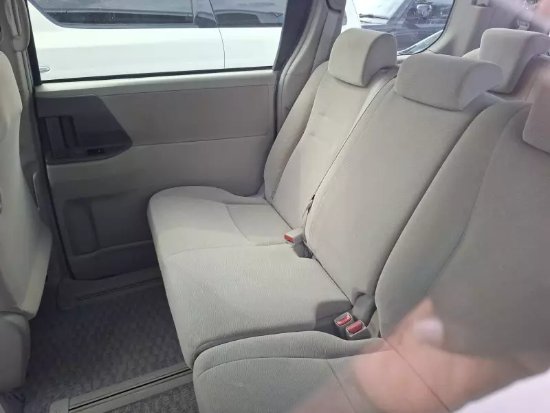 Toyota Noah   - 2013