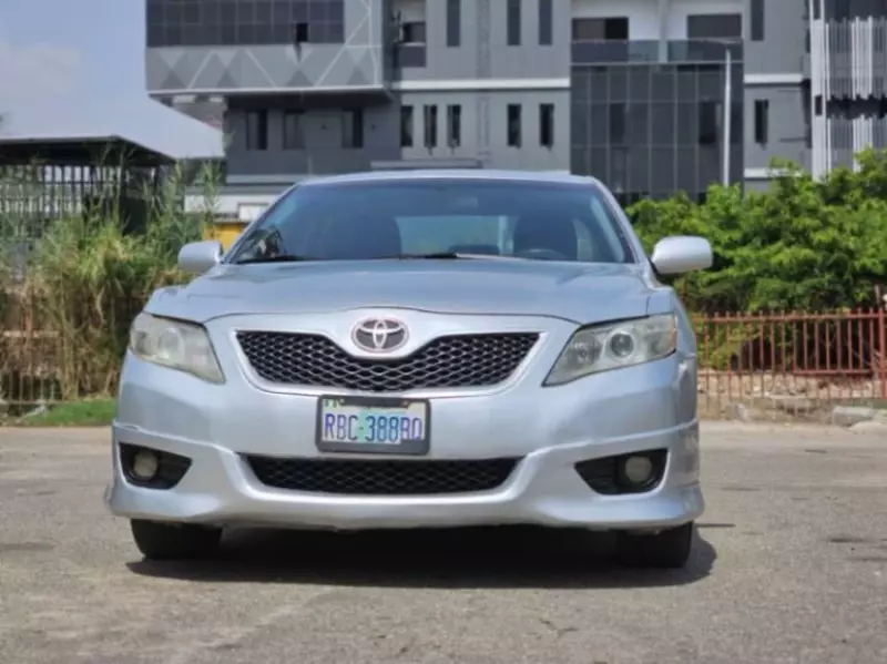Toyota Camry   - 2010
