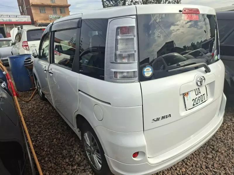 Toyota Sienta   - 2012