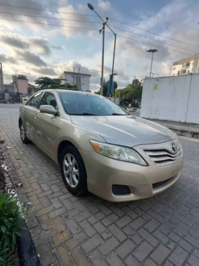 Toyota Camry   - 2011