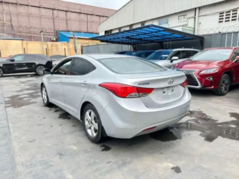 Hyundai Elantra   - 2013