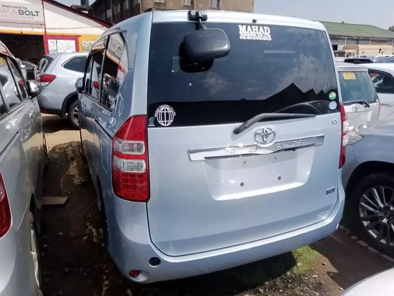 Toyota Noah   - 2012