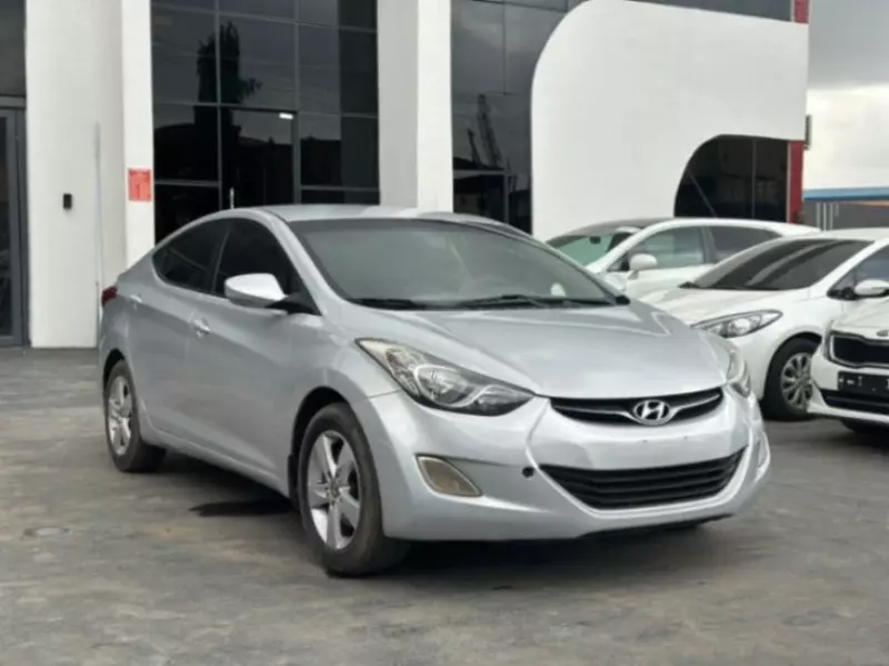 Hyundai Elantra   - 2012