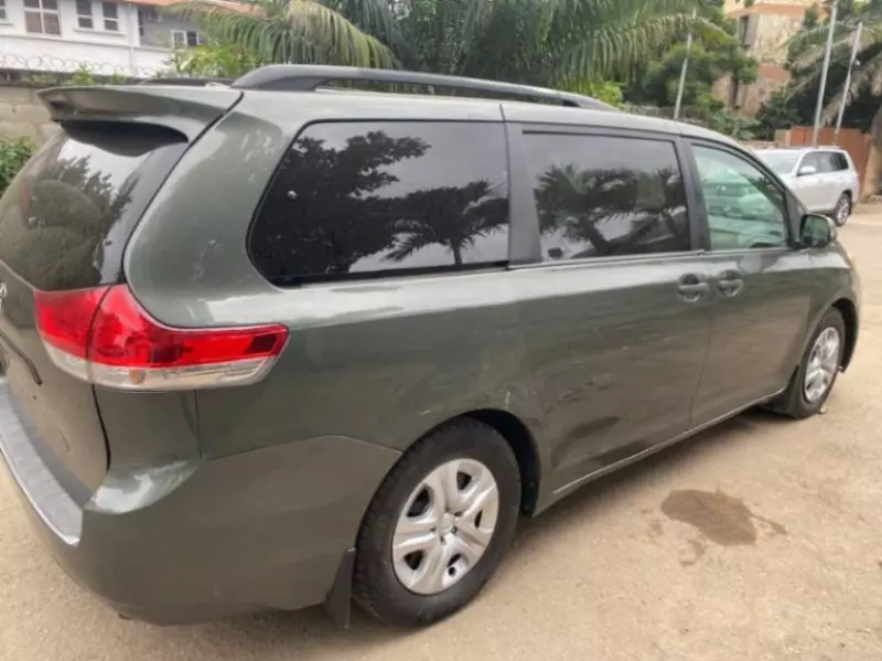 TOYOTA Sienna   - 2013
