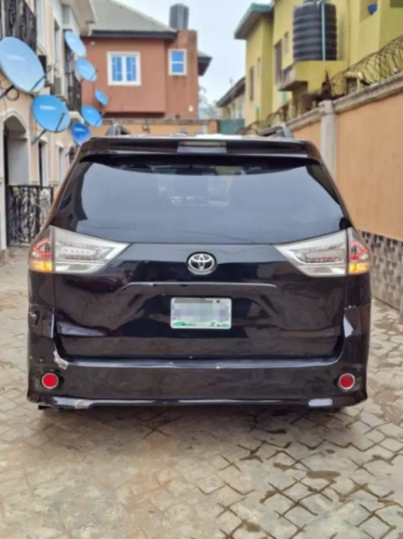 TOYOTA Sienna   - 2011
