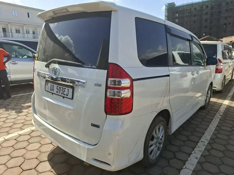 Toyota Noah - 2011