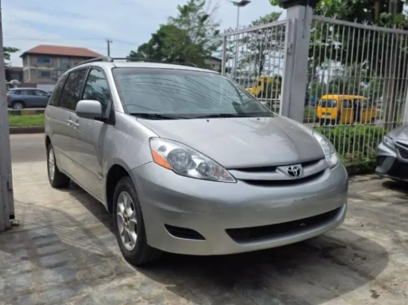 Toyota Sienna - 2009
