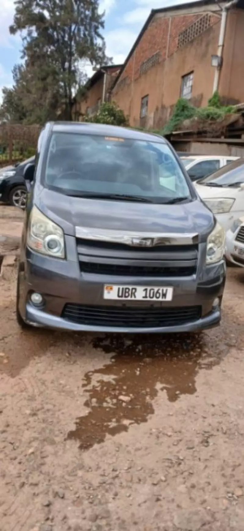 Toyota Noah   - 2009