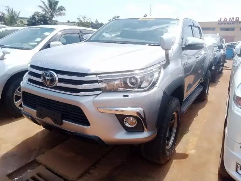 Toyota Hilux   - 2019