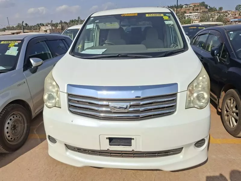 TOYOTA Noah - 2012