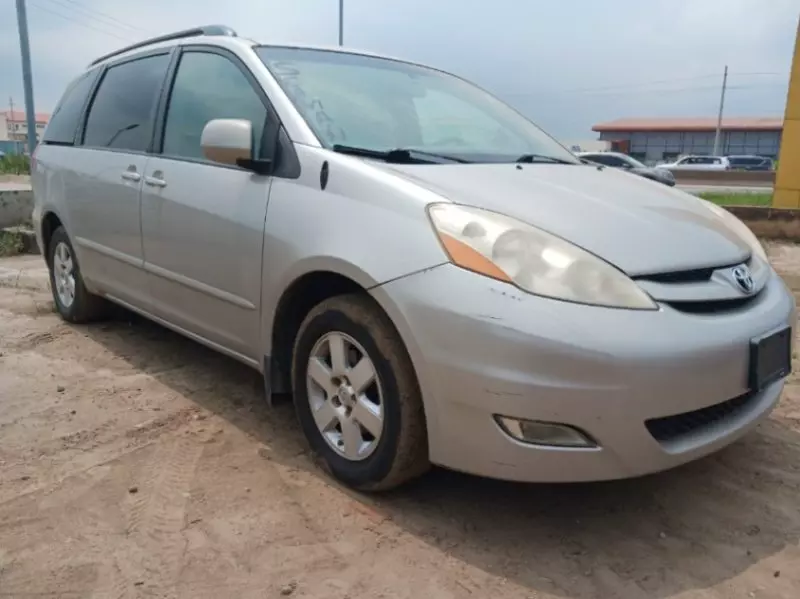 TOYOTA Sienna   - 2010
