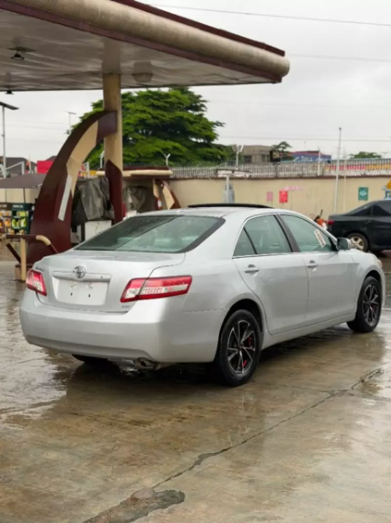 TOYOTA Camry - 2010