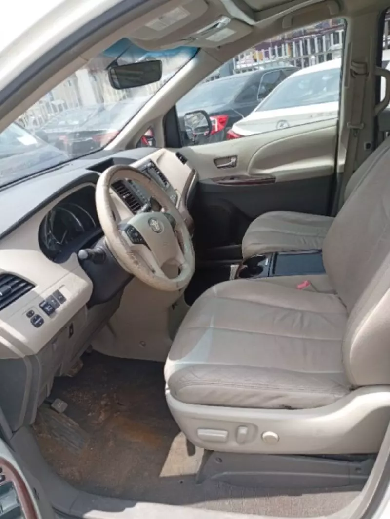 Toyota Sienna   - 2011