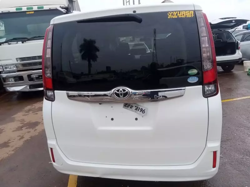 Toyota Noah   - 2016