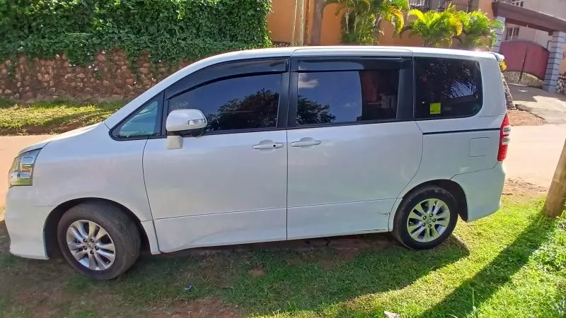 Toyota Noah - 2010