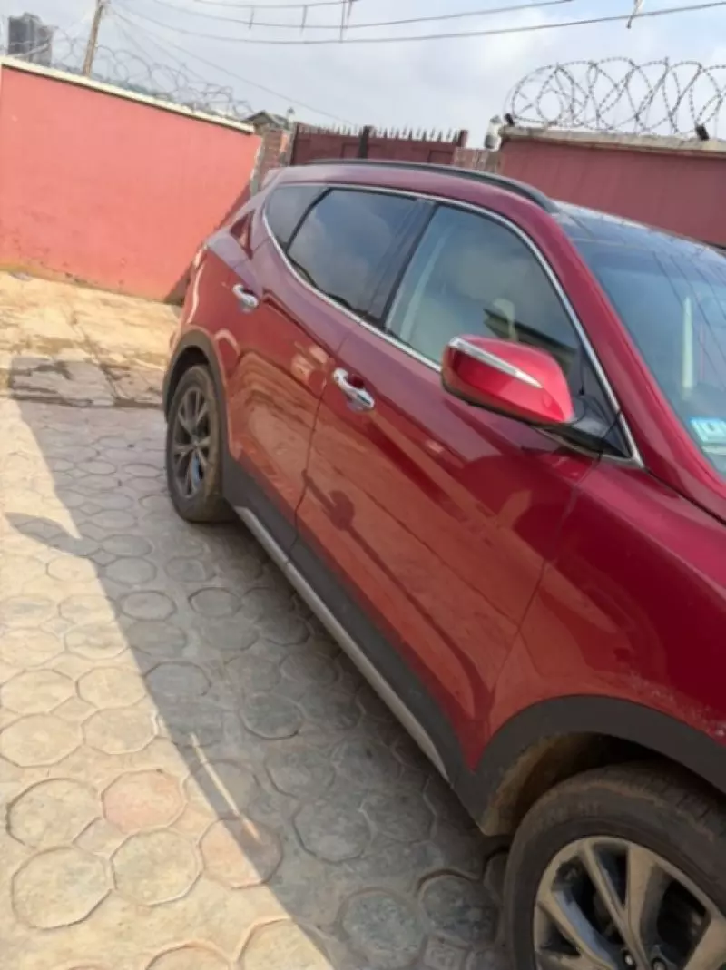 Hyundai Santa Fe   - 2017