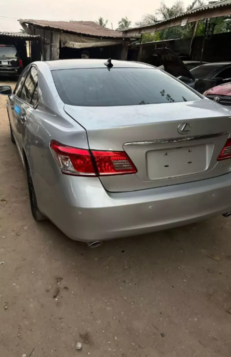 Lexus ES   - 2011