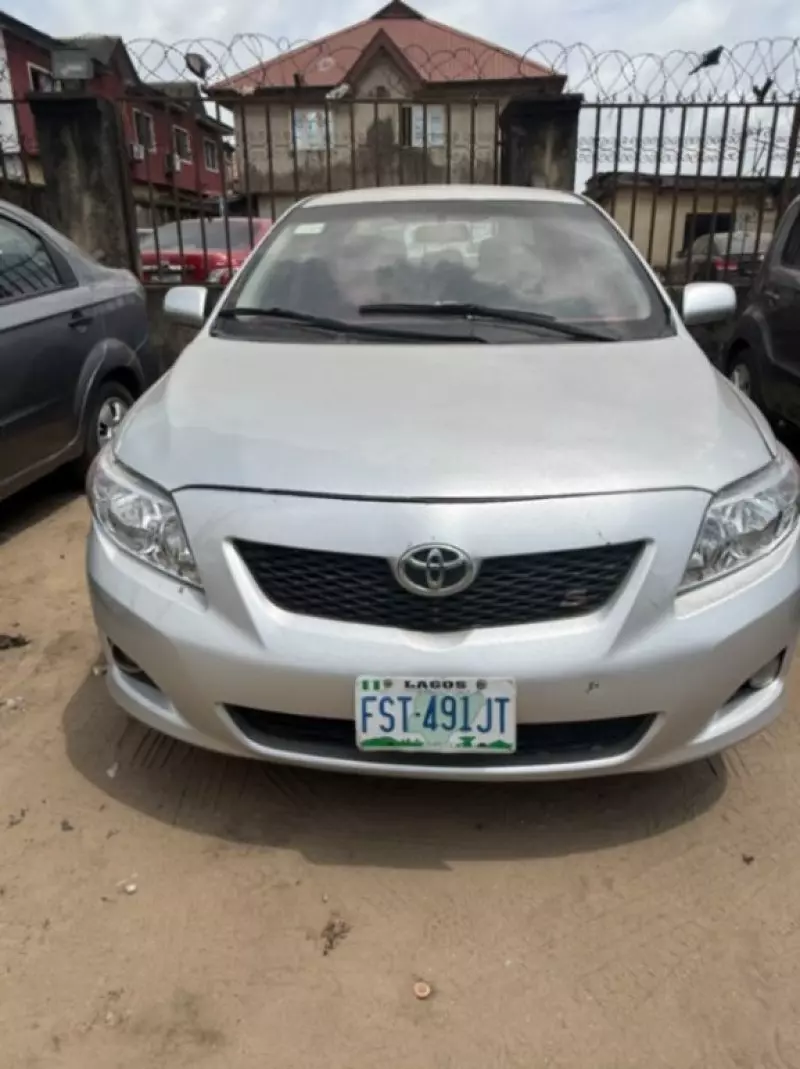 TOYOTA Corolla - 2010