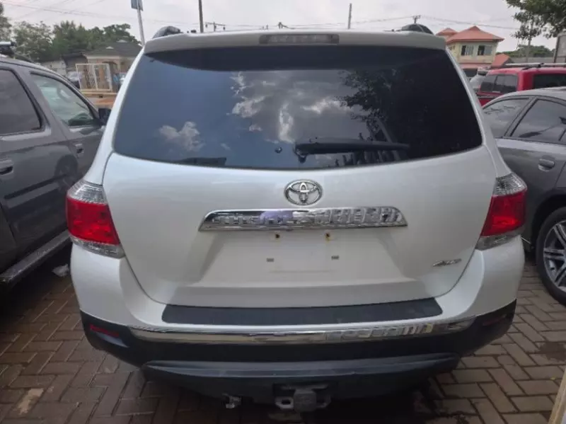 Toyota Highlander   - 2013