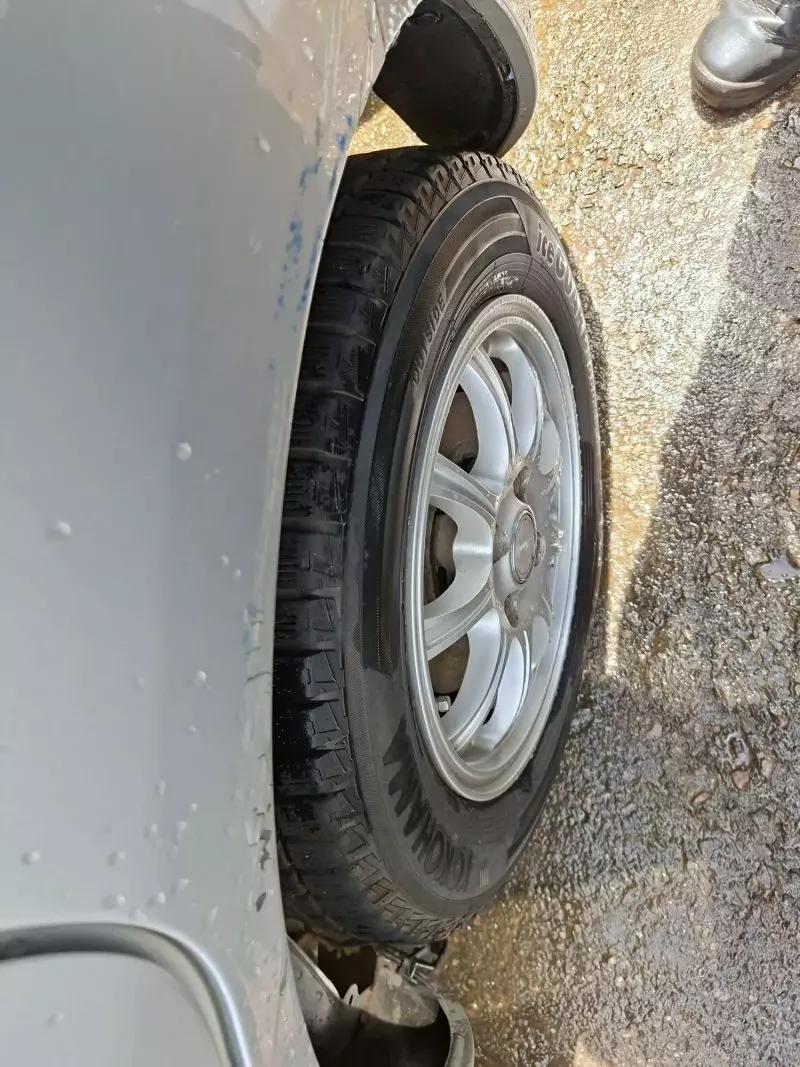 Toyota Sienta   - 2012