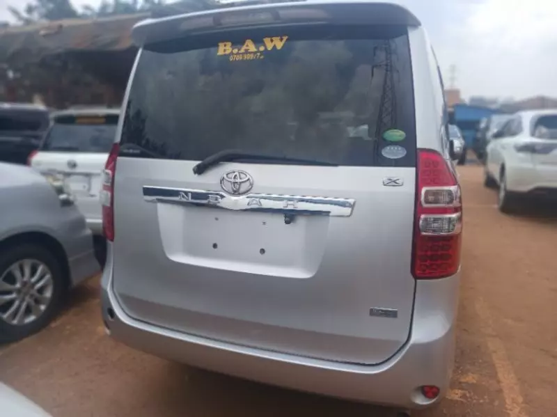 Toyota Noah   - 2013