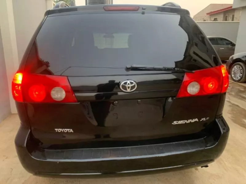 Toyota Sienna   - 2010