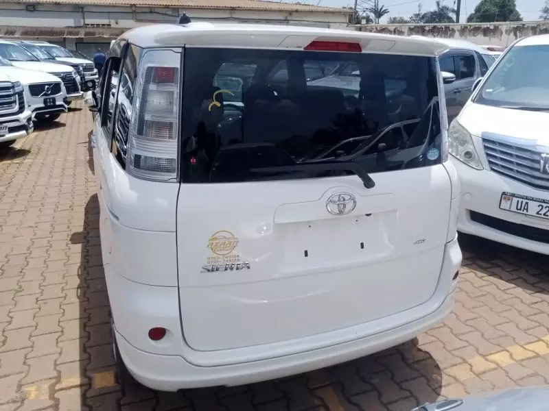 Toyota Sienta   - 2012