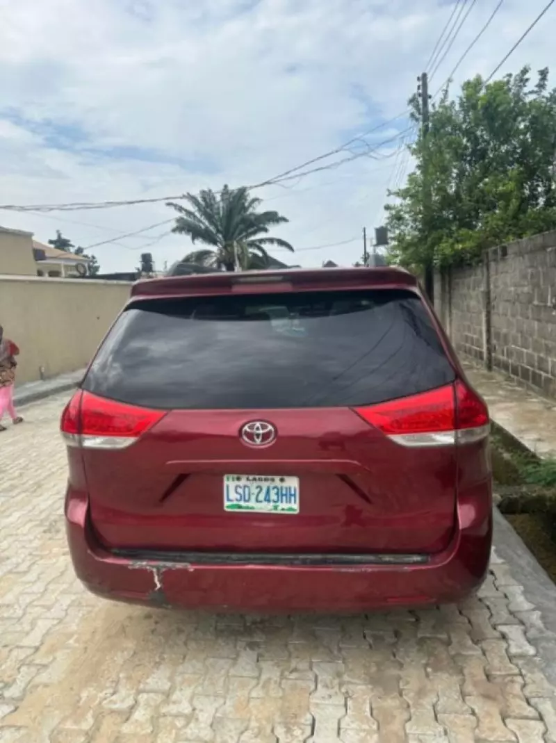 TOYOTA Sienna   - 2012