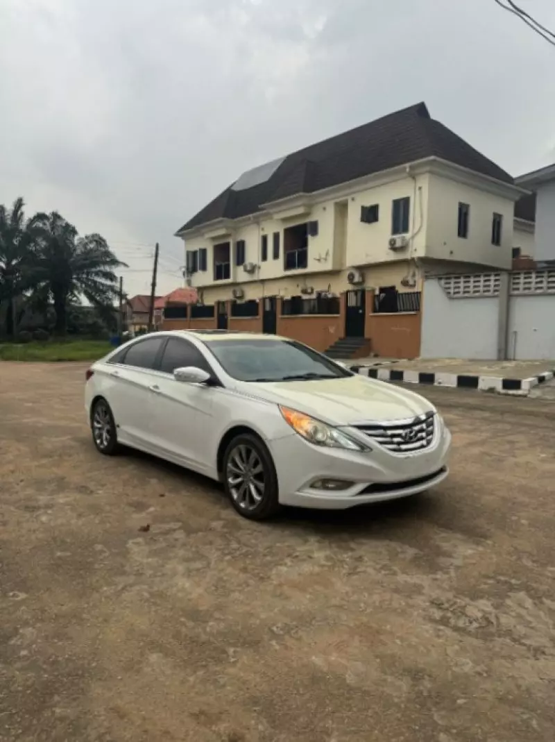 Hyundai Sonata   - 2011