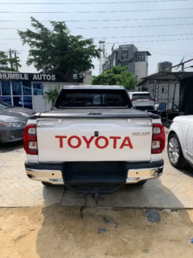 Toyota Hilux   - 2020