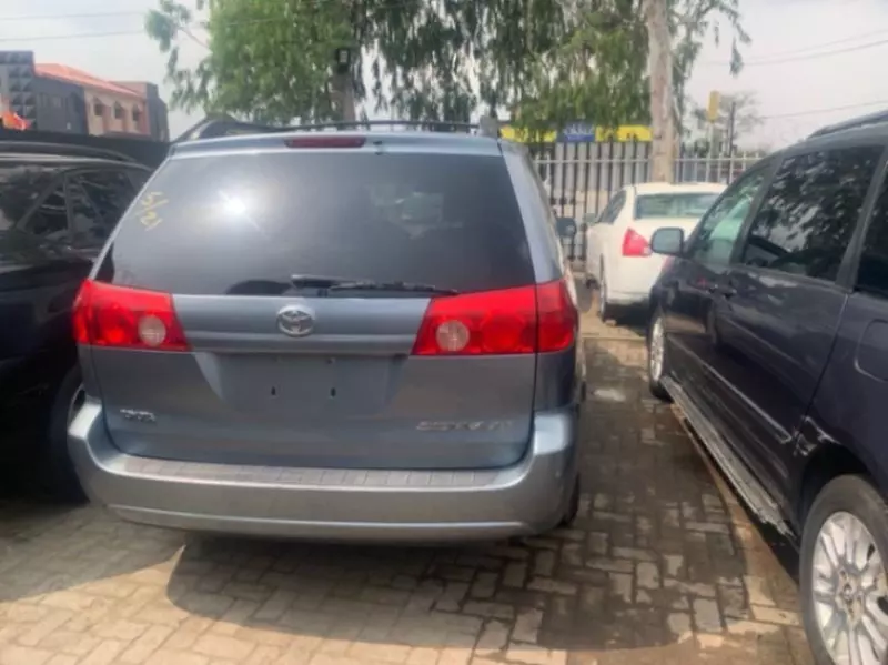 Toyota Sienna   - 2009