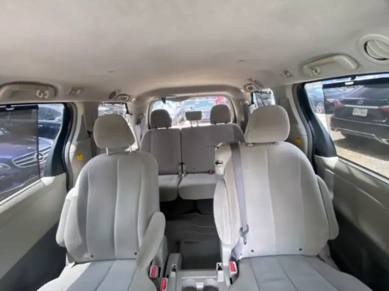 TOYOTA Sienna   - 2011