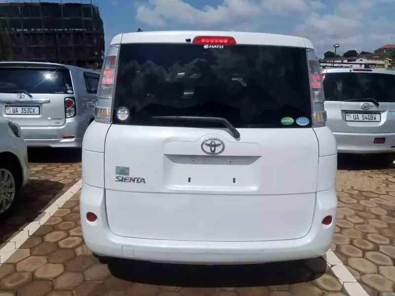 Toyota Sienta   - 2013
