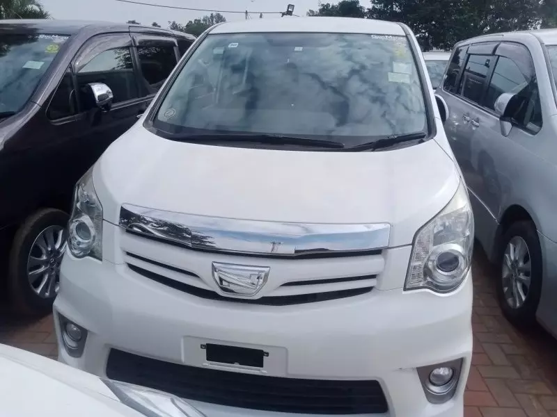 Toyota Noah - 2012