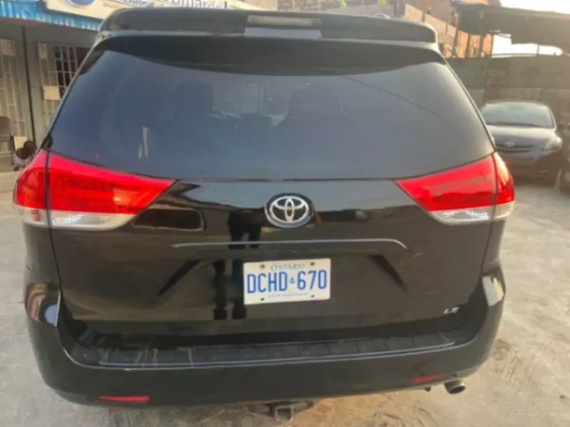 Toyota Sienna   - 2011