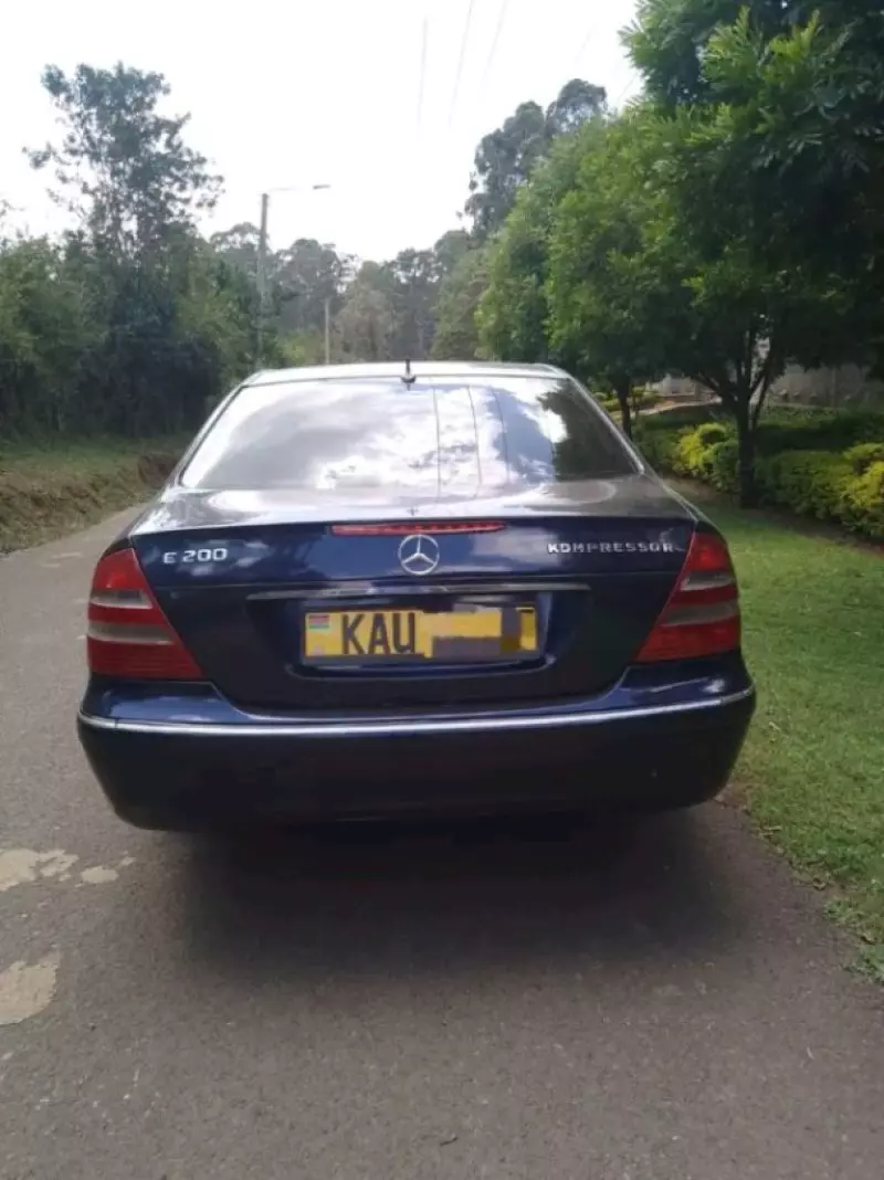 Mercedes-Benz E200   - 2005