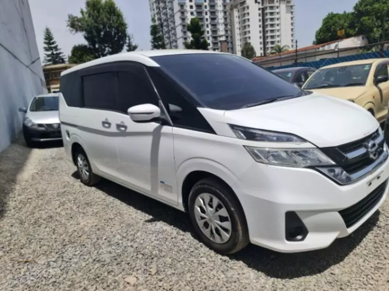 Nissan Serena   - 2018